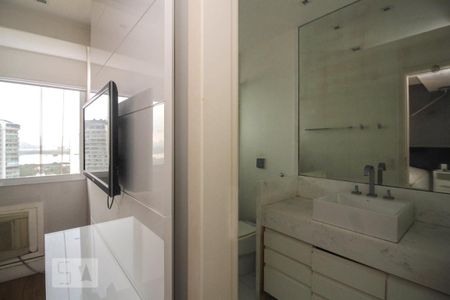 Banheiro suite de apartamento para alugar com 2 quartos, 100m² em Barra da Tijuca, Rio de Janeiro