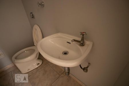 Casa à venda com 170m², 3 quartos e 2 vagas Casa à venda com 170m², 3 quartos e 2 vagasBanheiro de Serviço