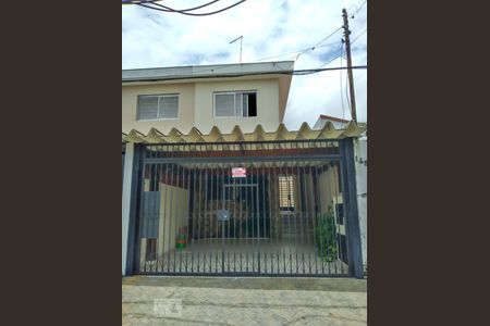 Casa à venda com 170m², 3 quartos e 2 vagas Casa à venda com 170m², 3 quartos e 2 vagasFachada