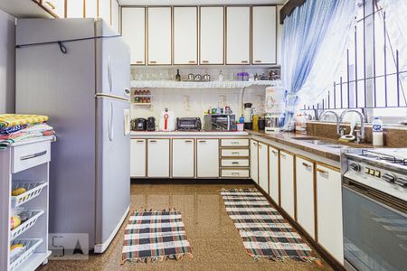 Casa à venda com 470m², 4 quartos e 6 vagas Casa à venda com 470m², 4 quartos e 6 vagasCozinha