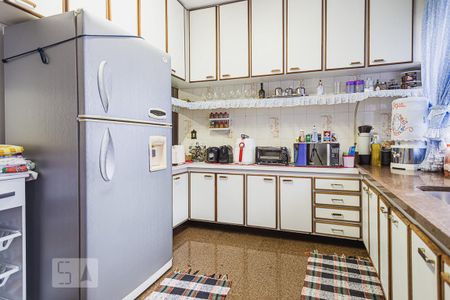 Casa à venda com 470m², 4 quartos e 6 vagas Casa à venda com 470m², 4 quartos e 6 vagasCozinha