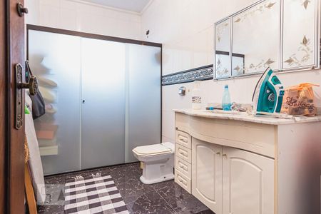 Casa à venda com 470m², 4 quartos e 6 vagas Casa à venda com 470m², 4 quartos e 6 vagasBanheiro Corredor