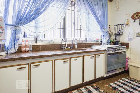 Casa à venda com 470m², 4 quartos e 6 vagas Casa à venda com 470m², 4 quartos e 6 vagasCozinha