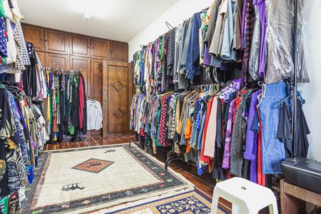 Casa à venda com 470m², 4 quartos e 6 vagas Casa à venda com 470m², 4 quartos e 6 vagasDormitório