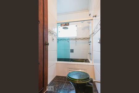 Casa à venda com 470m², 4 quartos e 6 vagas Casa à venda com 470m², 4 quartos e 6 vagasBanheiro da Suíte 2