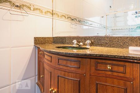 Casa à venda com 470m², 4 quartos e 6 vagas Casa à venda com 470m², 4 quartos e 6 vagasBanheiro da Suíte 2