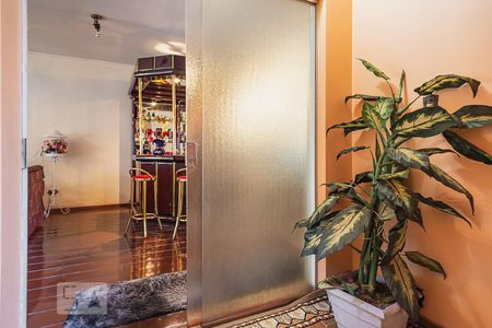 Casa à venda com 470m², 4 quartos e 6 vagas Casa à venda com 470m², 4 quartos e 6 vagasHall da escada