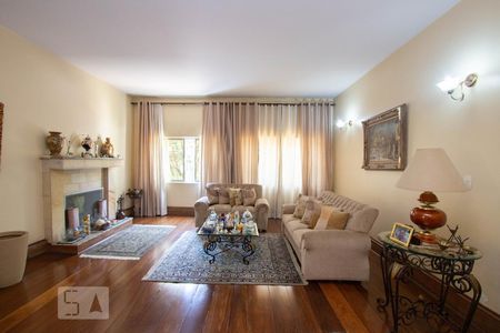 Casa à venda com 540m², 5 quartos e 6 vagasSala