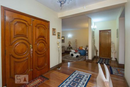 Casa à venda com 540m², 5 quartos e 6 vagasSala