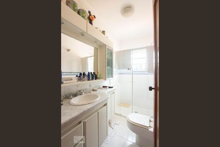 Casa à venda com 540m², 5 quartos e 6 vagasBanheiro 2