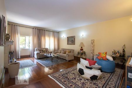 Casa à venda com 540m², 5 quartos e 6 vagasSala