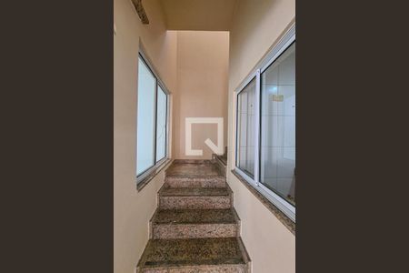 Casa à venda com 100m², 3 quartos e 1 vaga Casa à venda com 100m², 3 quartos e 1 vagaEscada acesso terraço