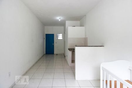 Sala / Quarto de kitnet/studio para alugar com 1 quarto, 28m² em Vargem Pequena, Rio de Janeiro