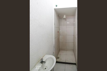 Banheiro de kitnet/studio para alugar com 1 quarto, 28m² em Vargem Pequena, Rio de Janeiro