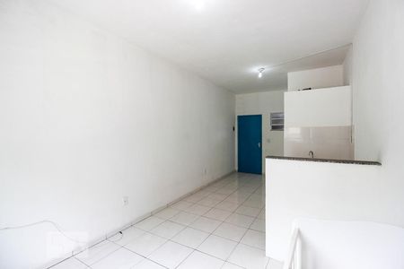 Sala / Quarto de kitnet/studio para alugar com 1 quarto, 28m² em Vargem Pequena, Rio de Janeiro