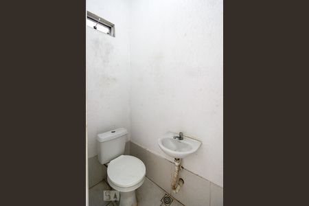 Banheiro de kitnet/studio para alugar com 1 quarto, 28m² em Vargem Pequena, Rio de Janeiro