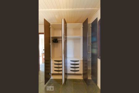 Casa à venda com 140m², 2 quartos e 20 vagasQuarto 01 - Armário