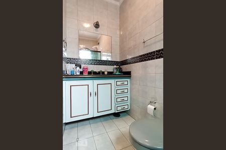 Casa de condomínio à venda com 420m², 4 quartos e 4 vagas Casa de condomínio à venda com 420m², 4 quartos e 4 vagasBanheiro da suíte 3