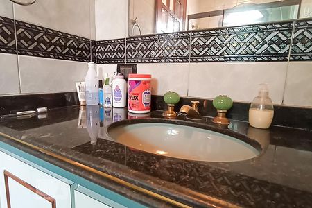 Casa de condomínio à venda com 420m², 4 quartos e 4 vagas Casa de condomínio à venda com 420m², 4 quartos e 4 vagasDetalhe banheiro da suíte 3 - Pia