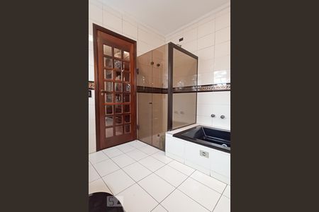 Casa de condomínio à venda com 420m², 4 quartos e 4 vagas Casa de condomínio à venda com 420m², 4 quartos e 4 vagasBanheiro da suíte 4