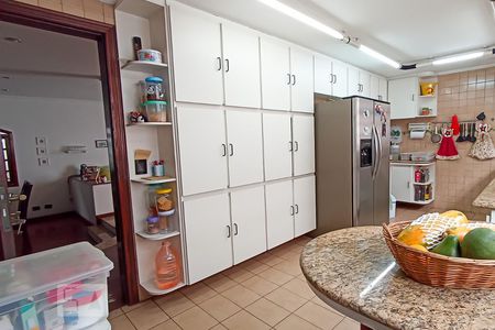 Casa de condomínio à venda com 420m², 4 quartos e 4 vagas Casa de condomínio à venda com 420m², 4 quartos e 4 vagasCozinha