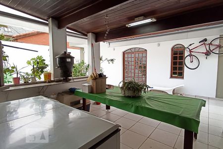 Casa de condomínio à venda com 420m², 4 quartos e 4 vagas Casa de condomínio à venda com 420m², 4 quartos e 4 vagasÁrea gourmet e churrasqueira