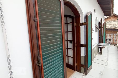 Casa de condomínio à venda com 420m², 4 quartos e 4 vagas Casa de condomínio à venda com 420m², 4 quartos e 4 vagasVaranda da suíte 1 e 2