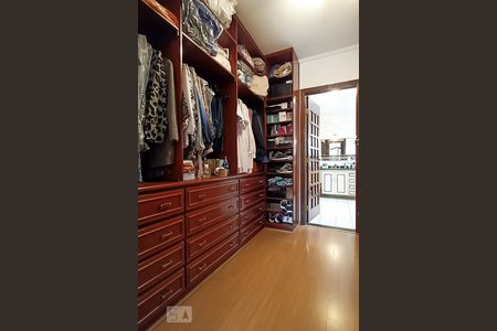 Casa de condomínio à venda com 420m², 4 quartos e 4 vagas Casa de condomínio à venda com 420m², 4 quartos e 4 vagasCloset da suíte 4