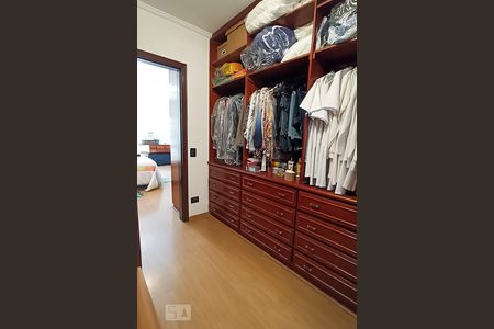 Casa de condomínio à venda com 420m², 4 quartos e 4 vagas Casa de condomínio à venda com 420m², 4 quartos e 4 vagasCloset da suíte 4