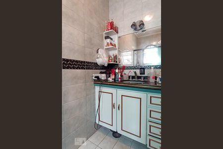 Casa de condomínio à venda com 420m², 4 quartos e 4 vagas Casa de condomínio à venda com 420m², 4 quartos e 4 vagasBanheiro da suíte 2