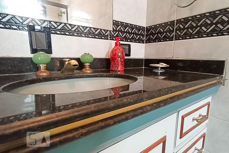 Casa de condomínio à venda com 420m², 4 quartos e 4 vagas Casa de condomínio à venda com 420m², 4 quartos e 4 vagasDetalhe banheiro da suíte 1 - Pia