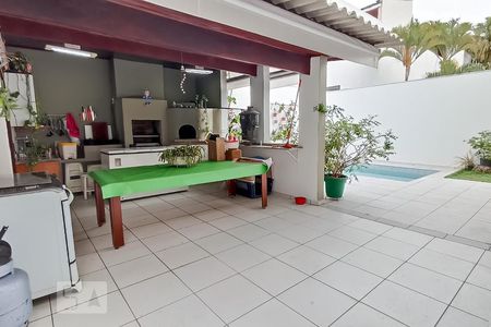 Casa de condomínio à venda com 420m², 4 quartos e 4 vagas Casa de condomínio à venda com 420m², 4 quartos e 4 vagasÁrea gourmet e churrasqueira