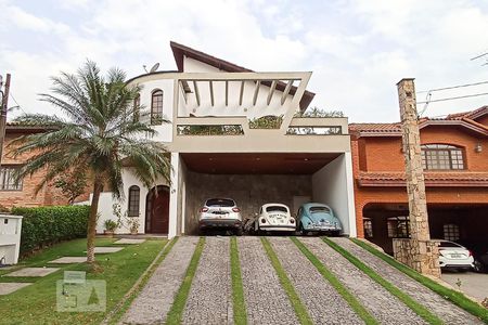Casa de condomínio à venda com 420m², 4 quartos e 4 vagas Casa de condomínio à venda com 420m², 4 quartos e 4 vagasFachada