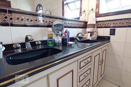 Casa de condomínio à venda com 420m², 4 quartos e 4 vagas Casa de condomínio à venda com 420m², 4 quartos e 4 vagasDetalhe banheiro da suíte 4 - Pias