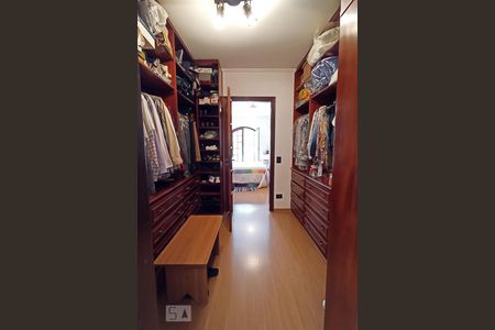 Casa de condomínio à venda com 420m², 4 quartos e 4 vagas Casa de condomínio à venda com 420m², 4 quartos e 4 vagasCloset da suíte 4