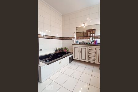 Casa de condomínio à venda com 420m², 4 quartos e 4 vagas Casa de condomínio à venda com 420m², 4 quartos e 4 vagasBanheiro da suíte 4