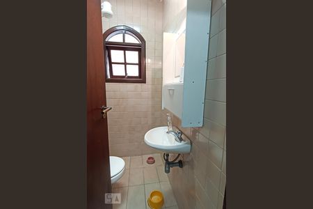 Casa de condomínio à venda com 420m², 4 quartos e 4 vagas Casa de condomínio à venda com 420m², 4 quartos e 4 vagasBanheiro de serviço