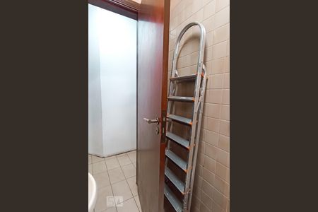 Casa de condomínio à venda com 420m², 4 quartos e 4 vagas Casa de condomínio à venda com 420m², 4 quartos e 4 vagasBanheiro de serviço