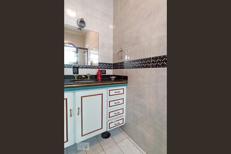 Casa de condomínio à venda com 420m², 4 quartos e 4 vagas Casa de condomínio à venda com 420m², 4 quartos e 4 vagasBanheiro da Suíte 1