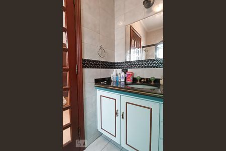 Casa de condomínio à venda com 420m², 4 quartos e 4 vagas Casa de condomínio à venda com 420m², 4 quartos e 4 vagasBanheiro da suíte 3