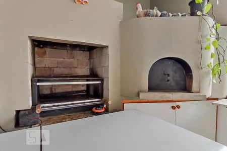 Casa de condomínio à venda com 420m², 4 quartos e 4 vagas Casa de condomínio à venda com 420m², 4 quartos e 4 vagasDetalhe churrasqueira