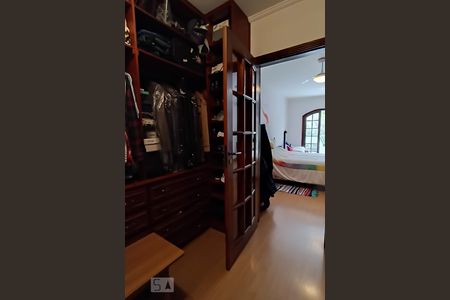 Casa de condomínio à venda com 420m², 4 quartos e 4 vagas Casa de condomínio à venda com 420m², 4 quartos e 4 vagasCloset da suíte 4