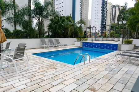 Apartamento à venda com 165m², 3 quartos e 3 vagas Apartamento à venda com 165m², 3 quartos e 3 vagasÁrea comum - Piscina
