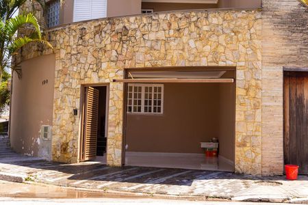 Casa à venda com 230m², 4 quartos e 3 vagas Casa à venda com 230m², 4 quartos e 3 vagasGaragem 1