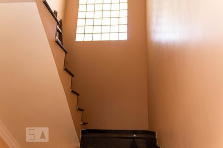 Casa à venda com 230m², 4 quartos e 3 vagas Casa à venda com 230m², 4 quartos e 3 vagasEscadaria