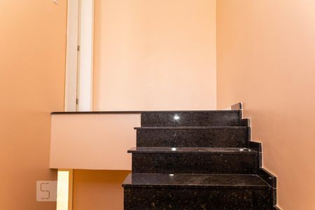 Casa à venda com 230m², 4 quartos e 3 vagas Casa à venda com 230m², 4 quartos e 3 vagasEscadaria