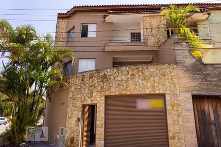 Casa à venda com 230m², 4 quartos e 3 vagas Casa à venda com 230m², 4 quartos e 3 vagasFachada