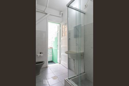 Banheiro de kitnet/studio para alugar com 1 quarto, 31m² em José Menino, Santos
