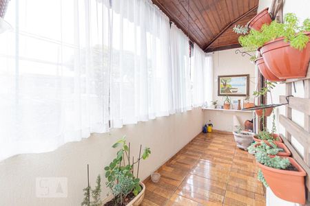 Casa à venda com 250m², 4 quartos e 2 vagas Casa à venda com 250m², 4 quartos e 2 vagasVaranda