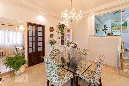 Casa à venda com 250m², 4 quartos e 2 vagas Casa à venda com 250m², 4 quartos e 2 vagasSala de Jantar